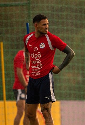 Así suena la vida después de compartir momentos con Tony 😎⚽️ Está tarde compartimos los primeros 15 minutos de entrenamiento en el CARDE🇵🇾 #trece #siempreconectados