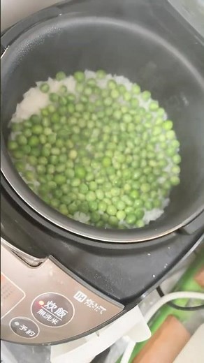 えんどう豆 が出た。えんどう豆ご飯でご飯を傘増しだ🍚！えんどう豆と玉ねぎの卵とじ→これは麺つゆと醤油みりん砂糖で味を調整する。#夕飯 #ランチ