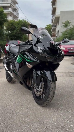 ΕΝΑ ZZR 1400 ΜΕ ΠΡΑΣΙΝΑΚΙ! #zzr1400 #kawasaki #wrap #wrapped #decals #skg #biketok #superbike