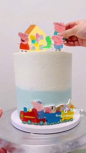 Peppa pig cake 🐽💙 #peppa #peppapig #cartoon #cakedesign #sugarpaste #stamps #cakelab