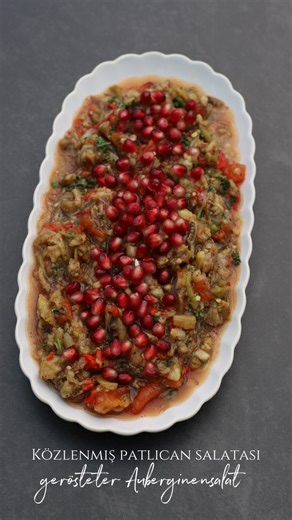 Esra Yeşiltaş on Instagram: "Közlenmis Patlican Salatasi - gerösteter Auberginensalat 👇🏻Zutaten (5-8 Portionen) 4 Auberginen 2 rote Spitzpaprika 3-5 grüne Spitzpaprika 2-3 Tomaten 1 Zwiebel 2 Knoblauchzehen (gepresst, Optional) 1 Handvoll Petersilie (klein gehackt) 4 EL Olivenöl 2-3 EL Granatapfelsirup Saft einer Zitrone 1 TL Paprikaflocken 1 TL Sumak (Essigbaumgewürz) Salz, Pfeffer 👇🏻Zubereitung Das Gemüse mit einem Messer mehrmals einstechen und dann im vorgeheizten Backofen bei 200°C Ober