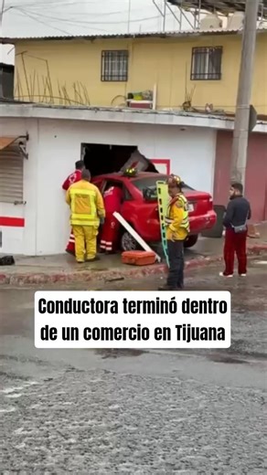 Conductora terminó dentro de un comercio en Tijuana