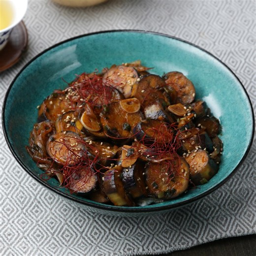 ご飯がススム！韓国風なすのコチュジャン炒め♪ / Stir-fried eggplant with gochujang レシピはこちら！https://www.buzzfeed.com/jp/taosuzuki/stir-fried-eggplant-with-gochujang 作ったらコメント欄に写真を投稿してくださいね！😊✨ | Tasty Japan