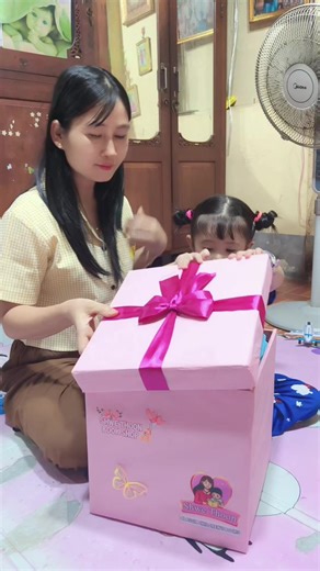 @shwe.thoon.book.shop ခေတ်ကအများကြီးသဘောကျနေပါတယ်ရှင့် ကျေးဇူးပါတီတီရေ 🥺📒#မမခေတ် #ပိုးထည်ဝါ #2နှစ်7လ #ကလေးစာအုပ်မျိုးစုံ #unboxingvideo @poe htal wah2