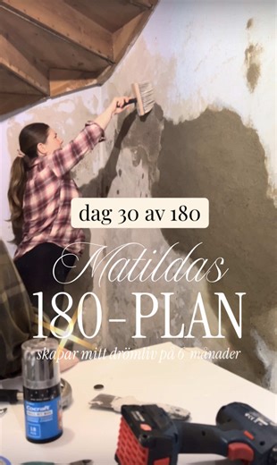 30 dagar avklarade. (Ahhh!!) Tänk om det är lättare än du tror? ✨ Jag har nog alltid haft självförtroendet att testa nya grejer, men min 180-plan har lärt mig att faktiskt genomföra dem också. Att sluta övertänka och bara köra. Sedan är det så satisfying att checka av saker från en lista. Som det här med att putsa väggar. Jag trodde jag behövde en hantverkare för flera tusen, men en säck puts kostar 80 spänn. Så jag tänkte: hur svårt kan det egentligen vara? Det krävdes bara en liten push och en