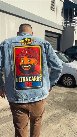 D’Denim Lab on Instagram: "Que Peliculaaaa!!! Jajajajaja esas fueron las palabras de @holajoito cuando vio su jacket customizado de @ultracardspr 🃏🔥. De verdad que me encantó hacer este Jacket. Espero que te lo disfrutes y le des la verdadera pela jajaaja. No olviden que para jacket customizados pueden escribirme al whatapps que el link está en mi Biografía🫶🏻. #ultracardspr #ddenimlab #jacketcostume #jacketdenim #jacketdemahón"