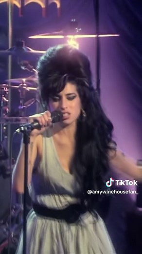 🎶 I go back to… We only said goodbye with words I died a hundred times You go back to her and I go back to… We only said goodbye with words I died a hundred times You go back to her And I go back to black 🎶 Amy Winehouse ending her performance of ‘Back To Black’ with incredible vocals at ‘Shepard’s Bush Empire’ back in May 2007 🤍 #amywinehouse