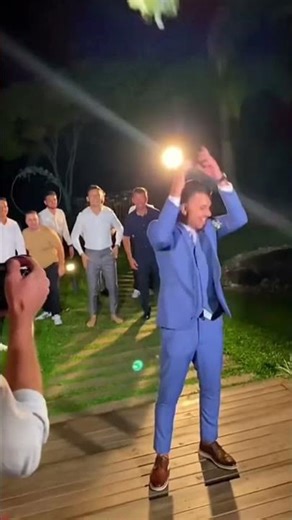 Bride vs Groom Throwing Bouquets cold moments #wedding #coldmoments