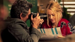 O fotógrafo Simão (Alexandre Nero) vive uma aventura extraconjugal em Jerusalém. Na viagem, registra um ataque terrorista que o deixa famoso mundialmente. Entretanto, críticas se repetem: por que Simão fotografou em vez de ajudar as vítimas? Assista a um filme diferente de tudo que você já viu. #Albatroz estreia nos cinemas a partir de 7 de março. http://bit.ly/albatroz_ingressos | Paris Filmes