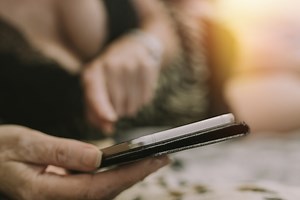 The Perfect First Text to Send a Woman