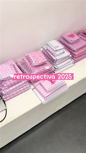 Retrospectiva desse ano maravilhoso em que realizei um dos meus maiores sonhos: lançar uma coleção minha de papelaria do jeitinho que eu sempre desejei! Hoje faz um ano dessa parceria com a @Magnólia Papelaria foi incrível! 3 estampas, 3 cores, vários tamanhos, planner, caderno de colorir e muitos outros itens em uma coleção completa para você escolher o seu favorito! E aproveitem para garantir o material escolar do projeto ano porque tá rolando promo até dia 31/12 publi*