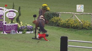 Sturz beim Springreiten in Aachen: Die Tschechin Zuzana Zelinkova kann sich bei der ersten EM-Wertungsprüfung nach einem Sprung nicht auf ihrem Pferd Caleri II halten und glitscht ab. Pferdeflüsterer Hubert rettet die Situation. | Sportschau