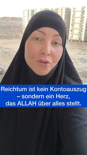 „Wer sein Herz mit der Dunya füllt, verliert die Ruhe. Wer es mit dem Gedenken Allāhs füllt, wird niemals arm sein.“ Heute sehen wir: In Ländern des Mangels – Herzen voller Īmān und Zusammenhalt. In Ländern des Überflusses – Leere, Kälte, Einsamkeit. ٱلَّذِينَ ءَامَنُوا۟ وَتَطْمَئِنُّ قُلُوبُهُم بِذِكْرِ ٱللَّهِ ۗ أَلَا بِذِكْرِ ٱللَّهِ تَطْمَئِنُّ ٱلْقُلُوبُ ‏„Wahrlich, im Gedenken Allāhs finden die Herzen Ruhe.“ (ar-Raʿd 13:28) #Allah #islam #hannahansen #muslima #konvertiert #konvertierung #m