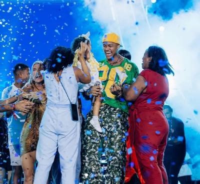 Léo Santana e Lore Improta revelam sexo do segundo filho em evento de 20 anos de carreira do GG