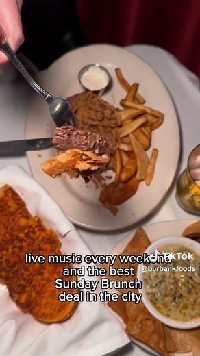 Experience a piece of Burbank history at Smoke House! ✨ A staple in the city since 1946 and they’ve maintained its classy charm throughout the years. With live music, delicious Happy Hour treats like Spinach and Artichoke Dip, star dishes like the Prime Rib Sandwich, and the best Sunday Brunch around...what’s not to love? Roll out the red carpet and head on over to Smoke House today! 🎬🍴 📍4420 Lakeside Dr #SmokeHouseBurbank #BurbankHistory