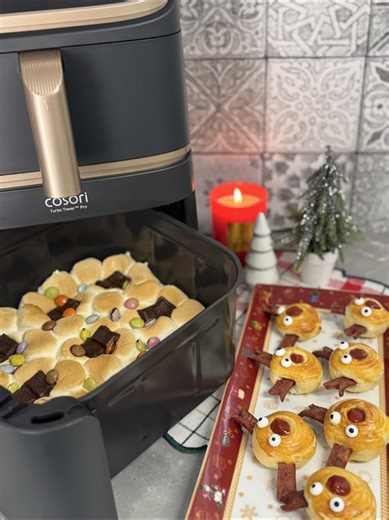 Anzeige ⚫️ Black Friday Angebote sind online! 💥 Alle Rabattdetails und meinen persönlichen Link findet ihr in meiner Story & Bio auf Instagram. Ich habe zwei super einfache Weihnachtsideen gemacht 🎄✨ Geschmolzene Marshmallow mit Schoki & Smarties und kleine Rentier-Würstchen im Blätterteig (ihr könnt auch Pizzateig nehmen)– beides gleichzeitig im Cosori Turbo Tower Pro Smart. Warum ich den Turbo Tower Pro Smart so praktisch finde: • 3 Ebenen gleichzeitig – süß & herzhaft parallel • TurboTower™