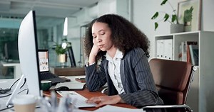 Documents, ennuyé et ordinateur avec femme : vidéo de stock (100 % libre de droit) 3914873655 | Shutterstock
