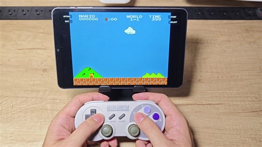 Android 系統上免費的 NES GBA N64 SNES 模擬器，而且點選即可下載 ROM 來玩無需花時間尋找！如果手邊有閒置的平板電腦不知道幹嘛的話，弄個藍牙搖桿就可來懷舊一下囉！至於哪裡可下載: 傳送門：https://mobileai.net/2023/06/12/retroarch-arcade-999in1/ | 傳說中的挨踢部門