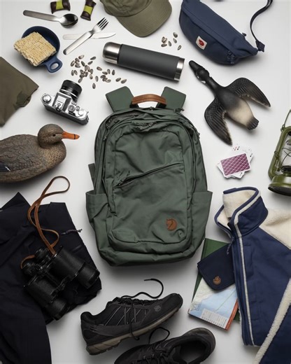 Looking for a bag with impeccable organizing skills? Meet Räven 28, an everyday outdoor backpack with great organizing features such as a laptop compartment, mesh organizer pockets and a zippered inside security pocket. Explore Räven 28 here! fjallraven.com/eu/en-gb/bags-gear/backpacks-bags/laptop-bags/raven-282 #Fjallraven #Raven28 | Fjällräven