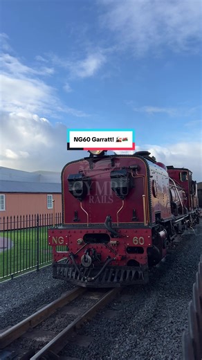 🚂 The massive 1927 Hanomag-built NG/G13 Garratt No.60 – Drakensberg puts on an incredible show as it begins running around its train at the Vale of Rheidol Railway! Watching this articulated powerhouse disconnect and steam past the carriages at Aberystwyth is a sight to behold, a true masterclass in narrow gauge engineering as it prepares to tackle the steep climb into the Rheidol Valley. 💨 #SteamTrain #Trainspotting #Locomotive #Railways #HeritageRailway