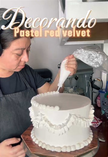 Pastel red velvet 4 panes triple relleno de queso crema. Súper esponjoso y húmedo. Ya me sigues? #pastelpersonalizado #pastelcreativo #happybirthdaycake #pasteleraemprendedora #mamaemprendora