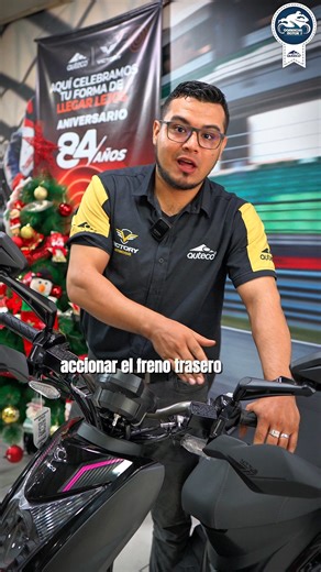 🔥 ¡Presentamos la Kymco Agility Fusion 125, la favorita de Colombia!🔥 En Comercial Motors, estamos emocionados de mostrarte su actualización más importante: la incorporación del sistema de Frenos Combinados (CBS). Esta tecnología es clave, ya que al usar solo el freno trasero, el CBS activa el freno delantero de manera controlada, estabilizando tu moto y brindándote una frenada mucho más efectiva. ¡Máximo control en cada recorrido! ✅ Seguridad mejorada. ✅ Estabilidad garantizada. ✅ Diseño incr