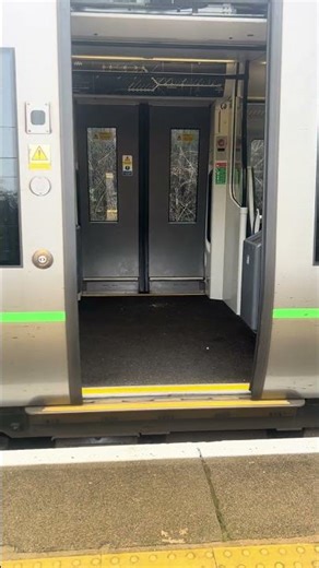 GWR 387 doors closing