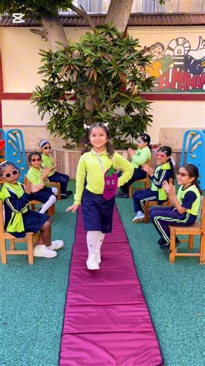 � عرض ممتع عن الخضروات – KG2 / Class 2B في أجواء مليئة بالمرح والتعلّم، استمتعت طالبات KG2 – Class 2B بدرس رائع من دروس اللغة العربية عن الخضروات وأسمائها. 🌿 🍅 قامت مدرسة اللغة العربية ميس نورهان محمد بابتكار فكرة جميلة حيث قامت الطالبات بتعليق صور الخضروات حول أعناقهنّ في عرض تمثيلي لطيف، وكأنهنّ يقدّمن عرضًا للخضروات! 🥦 🥕 من خلال هذا النشاط الممتع، تعرّفت الطالبات على ألوان الخضروات وفوائدها بطريقة تفاعلية ومشوقة. 🌸 كان النشاط مزيجًا رائعًا من التعلّم والمرح، جعل اللغة العربية أقرب إلى قل
