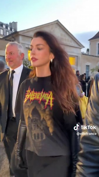 Anne Hathaway au défilé Balenciaga : Style et Émotions