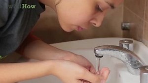 Video: How to Naturally Remove Blackheads (Steam and Towel Method) - wikiHow