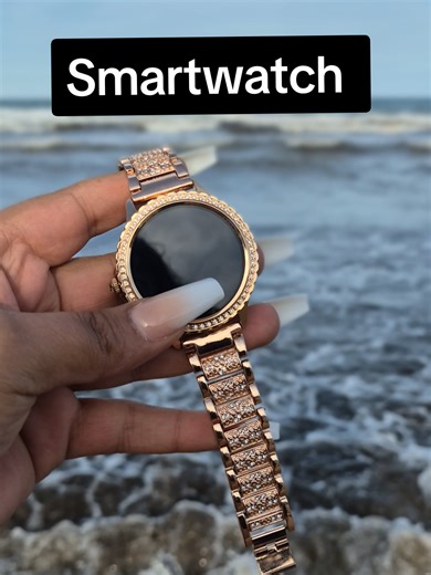 Diese elegante Damen-Smartwatch kombiniert stilvolles Design mit praktischen Alltagsfunktionen. Mit ihrem hochwertigen Look und den feinen Details passt sie perfekt zu jedem Outfit – egal ob Alltag, Büro oder unterwegs. Die Uhr verfügt über ein 1,32 Zoll HD-Display, das klar und hell ist. Sie ist kompatibel mit Android und iOS und lässt sich einfach mit deinem Smartphone verbinden. 🔹 Funktionen im Überblick: Anrufe direkt über die Uhr annehmen Benachrichtigungen von WhatsApp & Co. anzeigen Schr