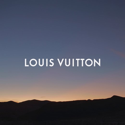 Pour la Saint-Valentin, choisissez parmi Les Parfums Louis Vuitton pour un cadeau qui sera une véritable déclaration d'amour. Découvrez la collection en ligne. | Louis Vuitton