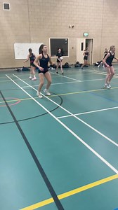Quick feet, passing, catching and timing 💖💜 ⭐️ Timing so as one player passes and moves out to the side, after receiving the pass the other player is on their way to receive ⭐️ Flat passing ⭐️Outside foot push off #netballdrills #netballers #netballislife #speed #speedwork #workhard #workworkworkworkwork #workoutmotivation #youthdevelopmentprogram | Elite Netball Academy