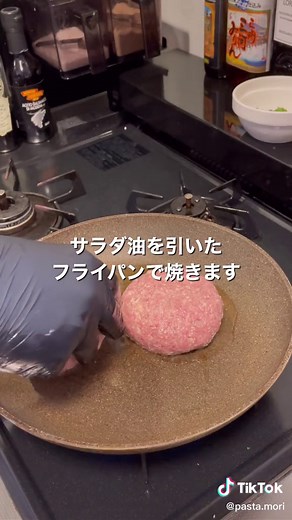 ヘルシーなのに超おいしい！肉汁溢れる豆腐ハンバーグ ◾️どんなことでもコメントしてもらえると嬉しいです☺️ 【材料】2個分 合挽き肉 200g 木綿豆腐 150g 玉ねぎ 1/4個 大葉 4枚 サラダ油 小さじ2 塩 3g ブラックペッパー 1g (和風ソース) 大根(すりおろし) 大さじ2 リンゴ(すりおろし)大さじ1 醤油 大さじ2 ハチミツ 小さじ1 エクストラバージンオイル 小さじ1 #簡単レシピ #レシピ動画 #豆腐ハンバーグ