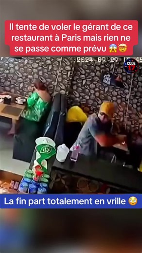 Comment une matinée ordinaire a-t-elle pu basculer en quelques secondes ? 😳☕ Tout semblait pourtant parfaitement calme. Les clients prenaient tranquillement leur café. Puis un individu entre dans le restaurant. Très vite, un homme assis parmi les clients comprend que quelque chose ne va pas. Il décide alors d’intervenir. La scène est filmée par les caméras de surveillance. Et une décision prise par un autre client va ensuite faire énormément réagir sur les réseaux sociaux. Selon vous, a-t-il eu