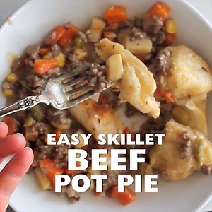 259K views · 127 reactions | Quick and easy skillet meal! Your family will love this Skillet Beef Pot Pie recipe for dinner! RECIPE HERE --> https://www.julieseatsandtreats.com/easy-skillet-beef-pot-pie-recipe/ | Julie's Eats & Treats - Easy, Family Friendly Recipes | Facebook