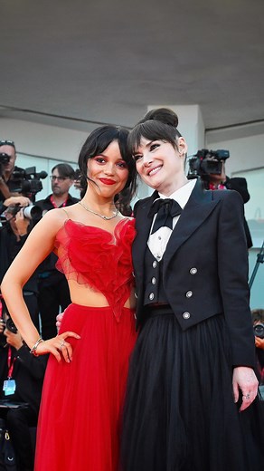 WHOOPSEE | Può una coppia di attrici di due generazioni diverse essere così ben amalgamata? Certo che sì, soprattutto se i loro nomi sono Jenna Ortega... | Instagram