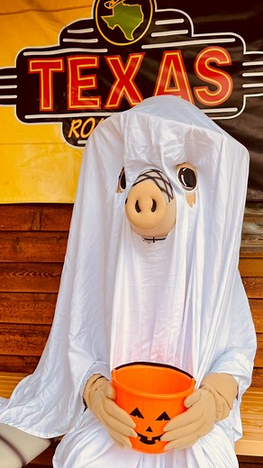 Happy Halloween from Texas Roadhouse! 🎃👻 We're celebrating with good food and great company. What's your favorite Halloween treat? Share your top pick below! 🍬🍭 #HalloweenFun #TexasRoadhouse *We do not own the right to the music* | Texas Roadhouse