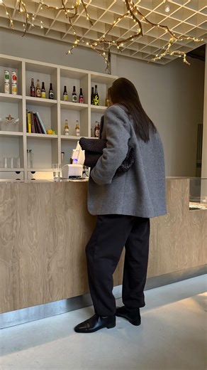 Дарья Багрова • стилист • Fashion influencer • UGC • Москва on Instagram: "В конце сравните, какой образ лучше 😏 А у меня в блоге про стиль вне времени без безумных трат на бесполезные шмотки. @bagrova_darya"