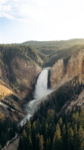 A day exploring America’s first national park 🇺🇸🦬🌋 . 📍Yellowstone is one of the most incredible NP in the US. Located largely in Wyoming and extending into Montana and Idaho. It is so big and with so many things to see that planning a trip there may be overwhelming. . 💦 One of my favorite parts of the park is the Grand Canyon of the Yellowstone. There it is possible to see the massive lower and upper Yellowstone falls. There are several cool viewpoints that are easily accessible and provid