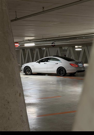 Exploring the Mercedes-Benz CLS63 AMG: A Luxurious Sedan