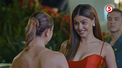 This WEDNESDAY, makikilala na ni Iris si Lavender Fields! 🪻 Mamukhaan kaya niya ang totoong pagkatao sa likod ng maskarang suot-suot ni Lavender? 🎭 Panoorin 'yan sa #LavenderFieldsTV5, 8:45PM, sa #TodoMaxPrimetimeSingko! | TV5