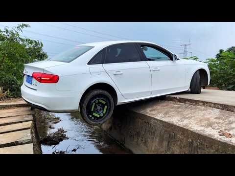 A Female Driver Encountered Four Cars On A Narrow Road, And She Actually Did This