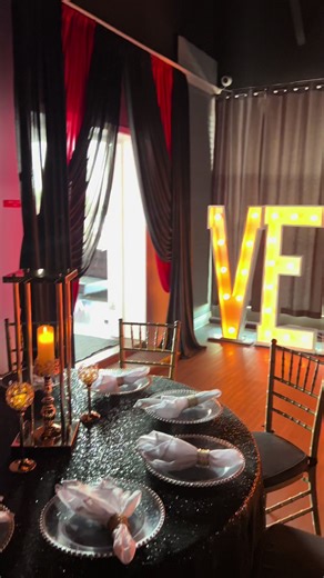 The Atrium features separate décor packages—available alongside your room rental—that provide cohesive, professionally curated styling options .