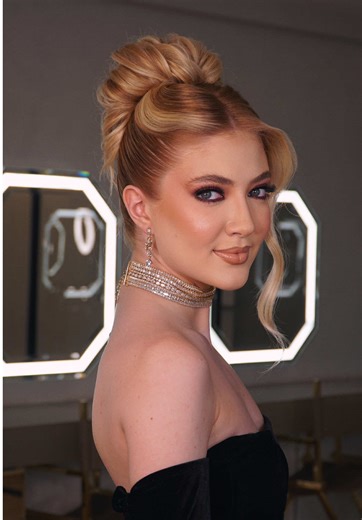 O que acharam desse penteado pra formatura da Ana Luísa? 👀 Chegou a vez dela me pedir pra testar penteados de formatura, e a gente já começou com um coque alto! 🤩 Ela queria algo mais leve, nada muito coladinho… e eu criei esse coque que, na minha opinião, fica chic e social na medida certa pra uma formanda 🤌🏼💃🏻 E vocês, o que acharam? Me contem!🗣️ A aula completa desse penteado já está disponível dentro da OJOAQUIM ACADEMY, no módulo de técnicas. Se você já é aluno, é só acessar a plataf