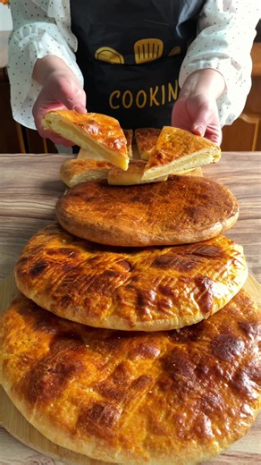 🌸 Рецепт армянской гаты 👇 🥣 Для теста: ▫️ 1,5 кг муки ▫️ 1 стакан сахара ▫️ 1 л мацуна ▫️ 300 г сливочного масла ▫️ 1 ч. л. соды ▫️ 2 яйца 🍯 Для начинки: ▫️ 2 стакана муки ▫️ 1,5 стакана сахара ▫️ 250 г сливочного масла ▫️ Немного ванилина ✨ Готовьте с любовью и наслаждайтесь традиционной армянской сладкой гатой всей семьёй 💛 @RICH WATCHES 🌸 Հայկական գաթայի բաղադրատոմս 👇 🥣 Խմորի համար՝ ▫️ 1,5 կգ ալյուր ▫️ 1 բաժակ շաքարավազ ▫️ 1 լ մածուն ▫️ 300 գ կարագ ▫️ 1 թ/գ սոդա ▫️ 2 ձու 🍯 Միջուկի հա