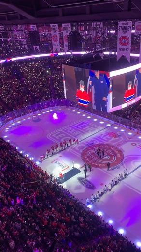 Wow, quel moment au Centre Bell! Pendant que les gens discutent sans cesse de la situation de Samuel Montembeault et de Jakub Dobes même si le Canadiens de Montréal présente un dossier de 9-3-2, Nathan, lui, vient d’officialiser la fin de son combat contre le cancer. La vraie vie, tout simplement! Chapeau et bon match à tous! 🔔🥰 | Hockey Le Magazine