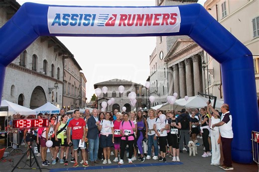 Marcia delle 8 Porte 2025, ad Assisi una grande serata di sport: le foto più belle e le voci dei protagonisti