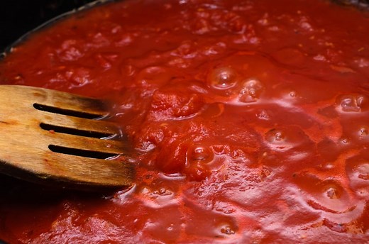 Should You Simmer The Spaghetti Sauce Covered Or Uncovered? - Miss Vickie