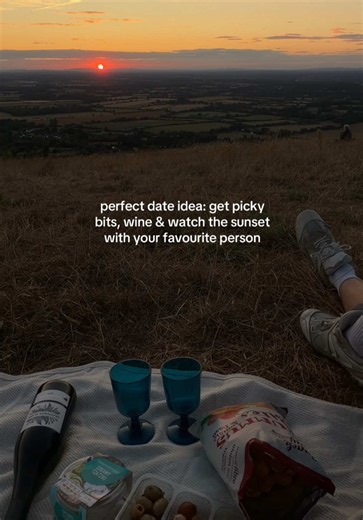 Perfect Sunset Picnic Date Ideas: Wine, Snacks & Cozy Plans